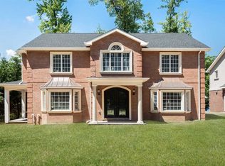 5 Wooleys Ln E, Great Neck, NY 11021