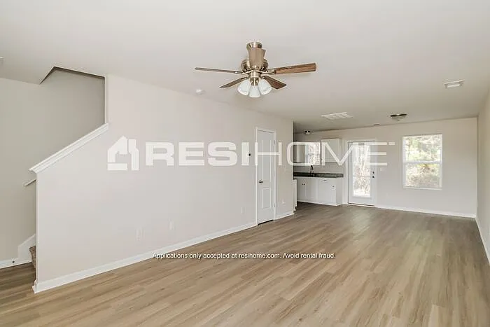 194 Queens Cir — Photo 5