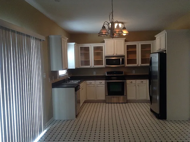 10004 Barrands Ln — Photo 3