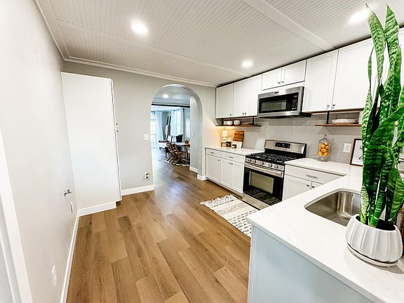 3rd image of 930 Champion Ave