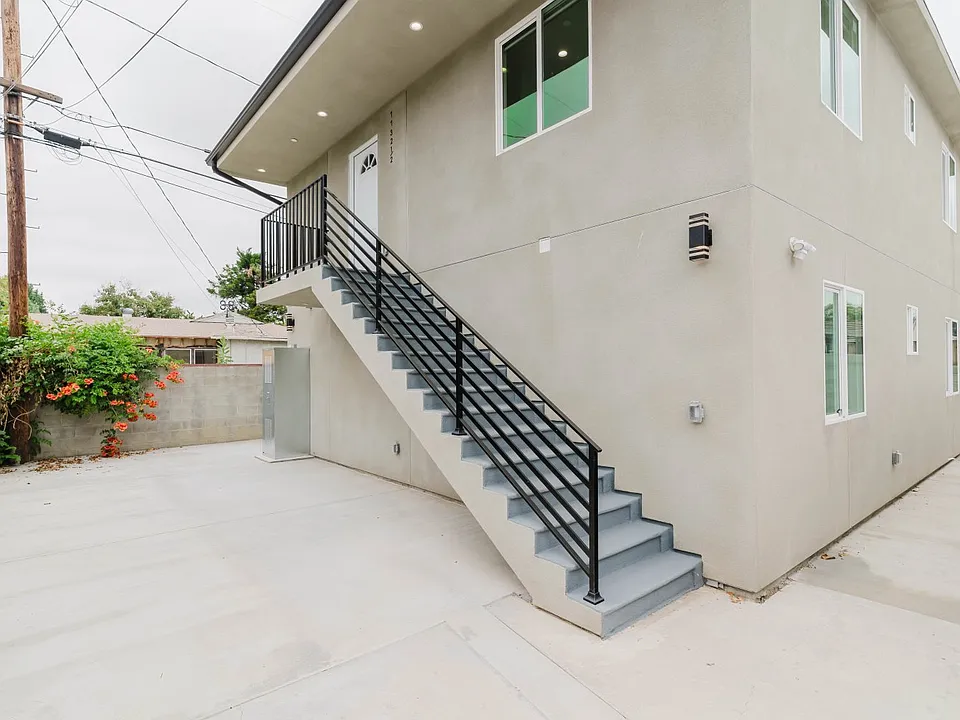 7732 1/2 Etiwanda Ave