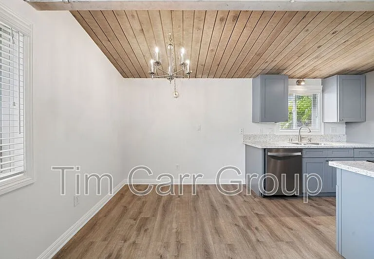 2545 Elden Ave — Photo 14