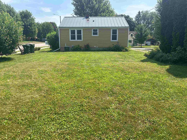 426 Hillcrest Dr — Photo 2
