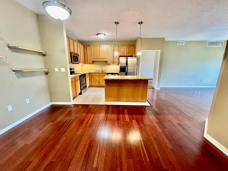 619 8th St SE #309 — Photo 5