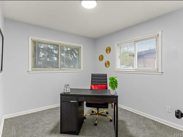 33151 Florence St — Photo 11