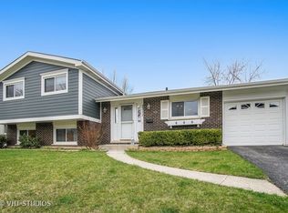 2311 N Kennicott Dr, Arlington Heights, IL 60004