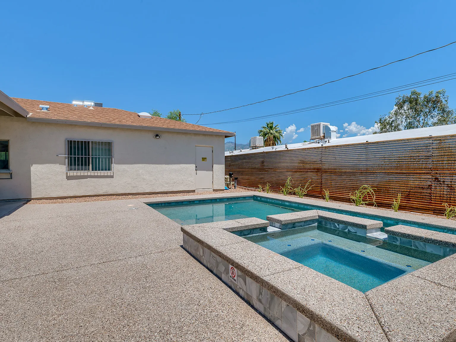 1613 E Hedrick Dr — Photo 1