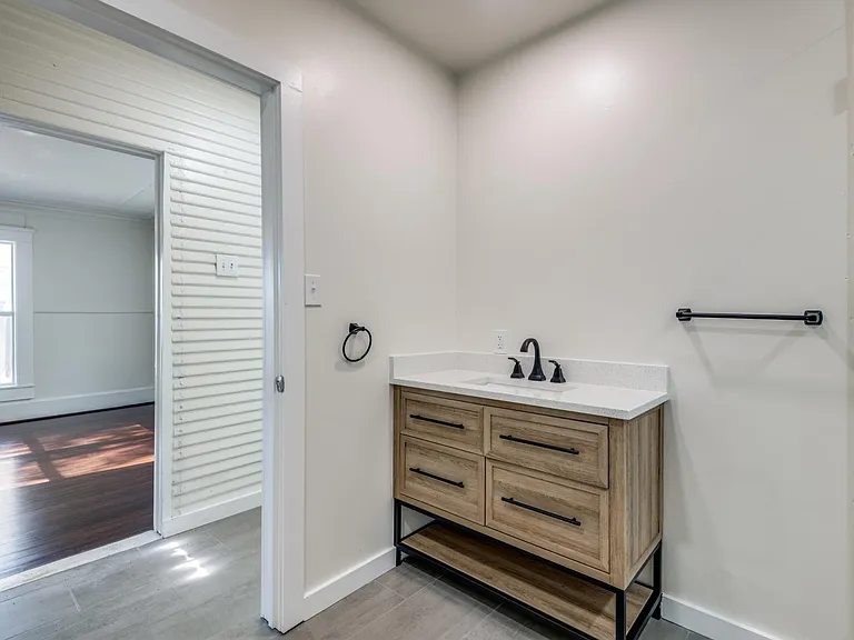 210 E Standifer St — Photo 20
