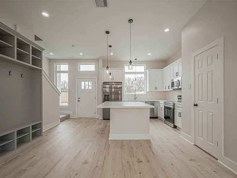 918 Saint Clair St #B — Photo 11