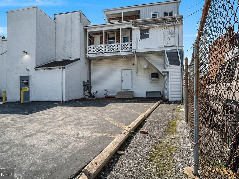 727 E Market St — Photo 32