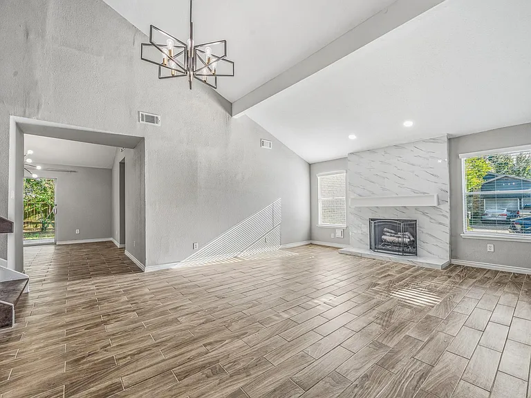 2911 Waypark Dr — Photo 2