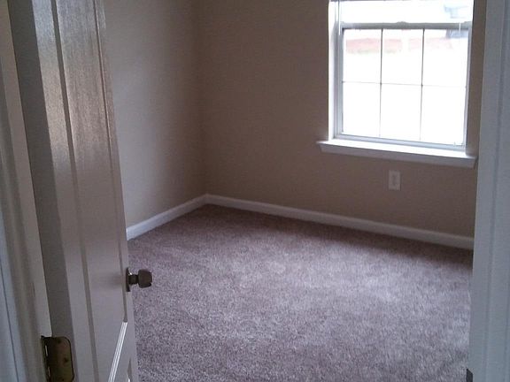 5th image of 411 Red Coat Ln