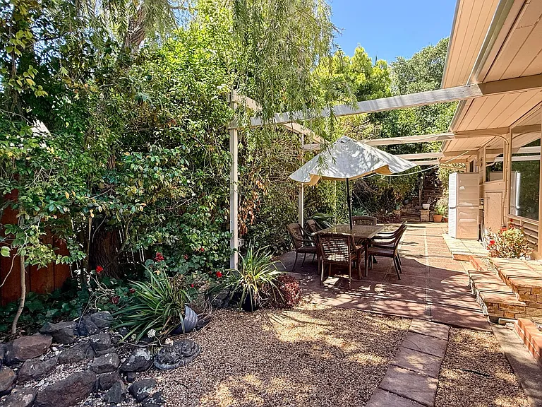 2122 Lyon Ave — Photo 7
