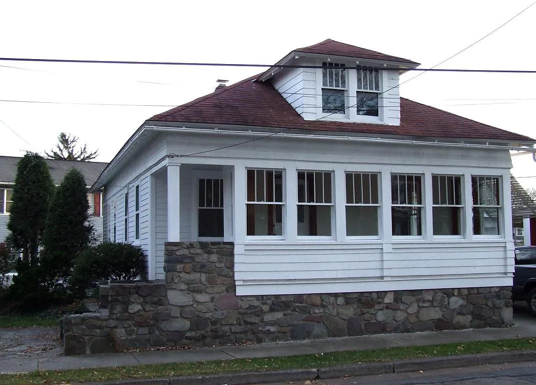 851 Thomas St photo 1