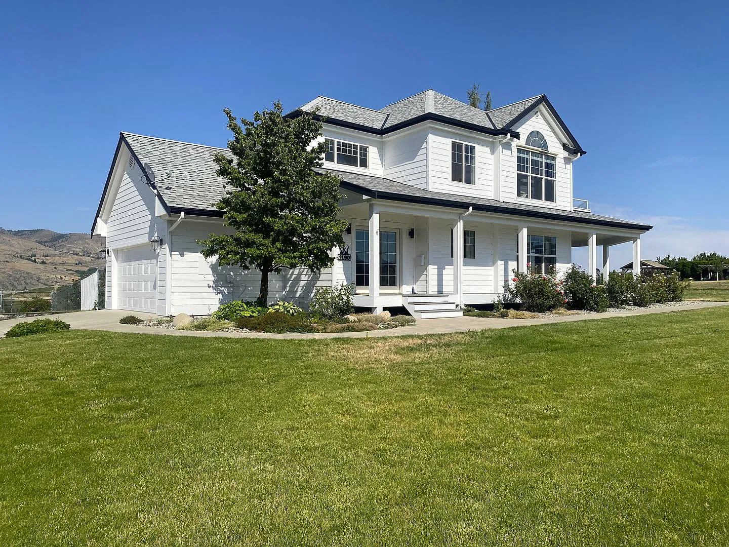 3 Bedroom, 2.5 bath with Lake Chelan View — Photo 1