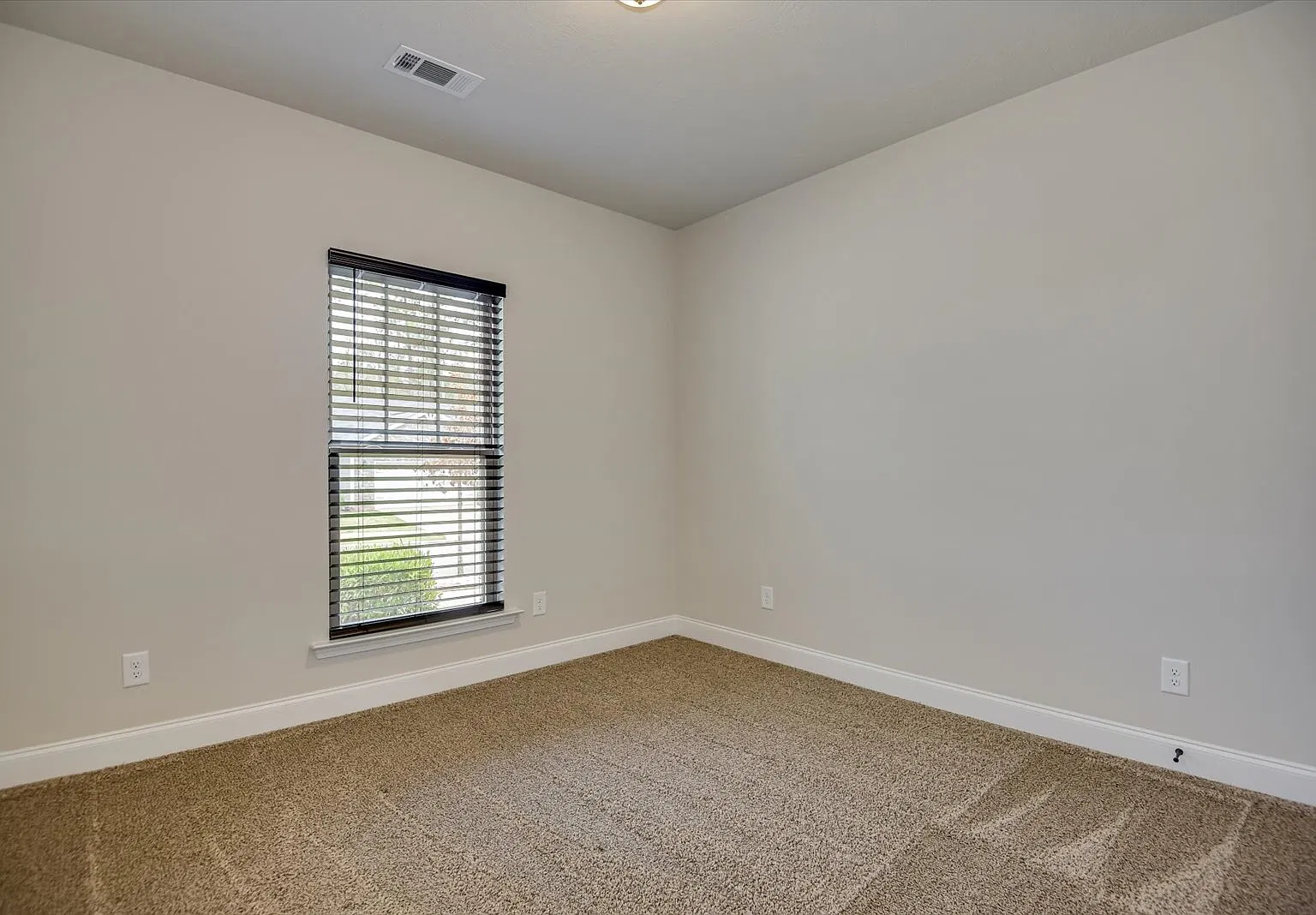 1030 Swan Ct — Photo 4