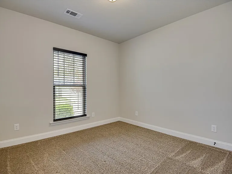 1030 Swan Ct — Photo 4
