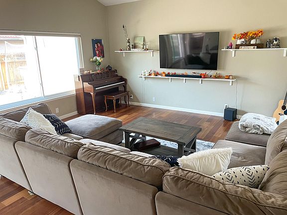 5th image of 2568 Bogart St