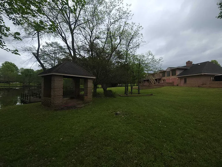 8220 Hunters Creek Dr — Photo 38
