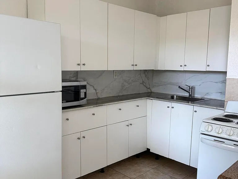 705 NE 3rd St #2 — Photo 4