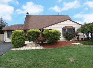 9 Hyacinth Rd, Levittown, PA 19056