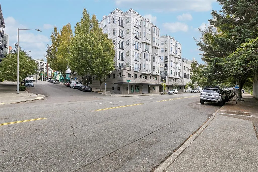 Alexandria Condominiums - 1 bedroom — Photo 2