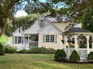 22 Naugatuck Ln, East Islip, NY 11730