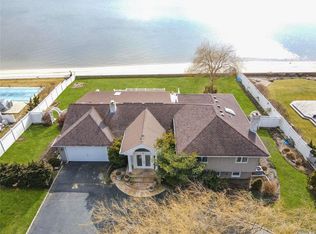 142 Wagstaff Ln, West Islip, NY 11795
