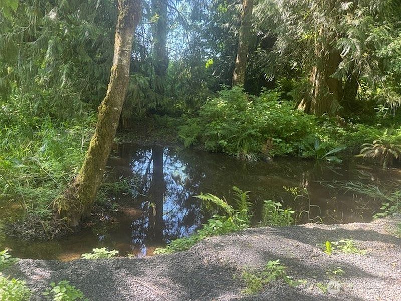 4th image of 692 24 Burchett Road