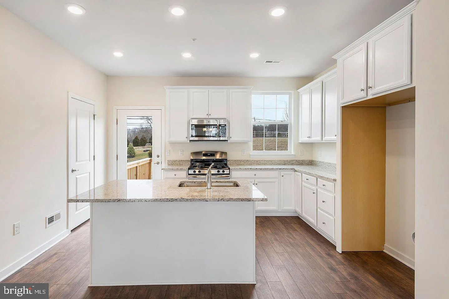 3 bed, 4.0 bath, 1900 sqft, $2,795 — Photo 1