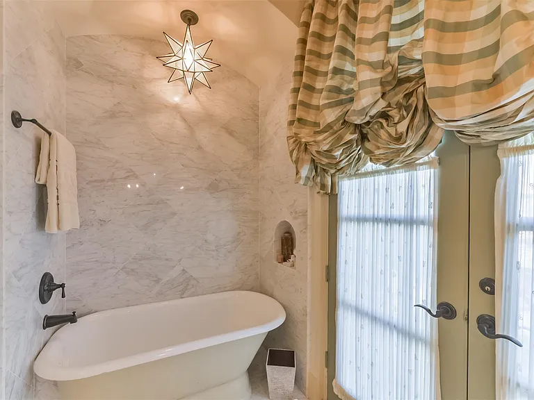 2712 Ferndale St — Photo 25