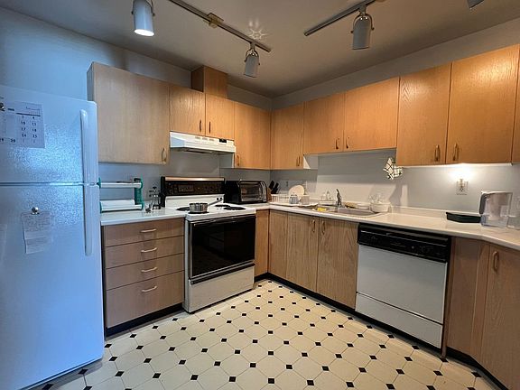 5th image of 7560 Moffatt Rd #203