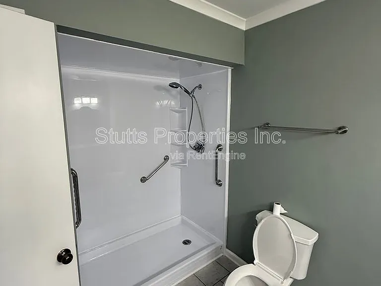 913 Waverly Ave — Photo 10