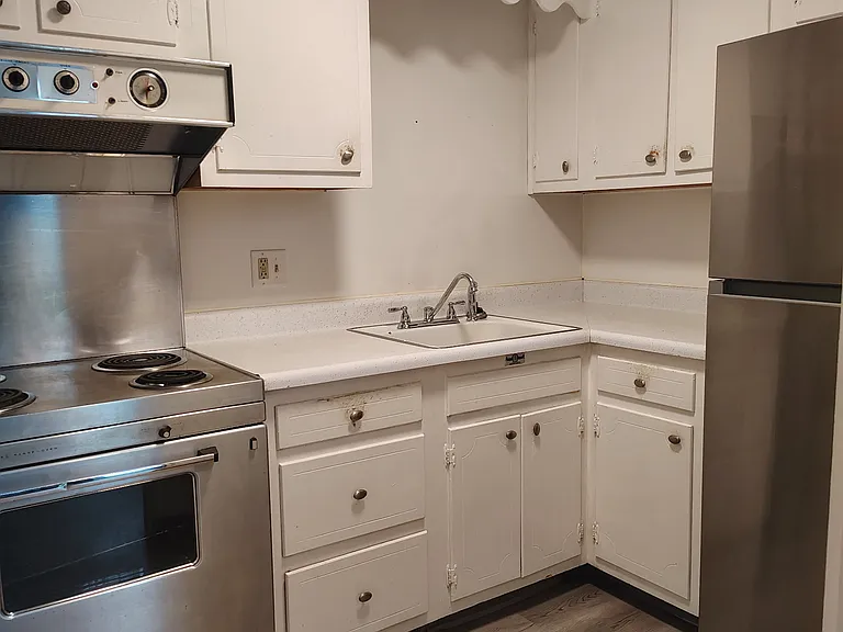 120 Vernon Ave #9 — Photo 2