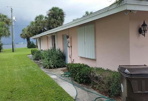 3rd image of 1439 N Mangonia Cir