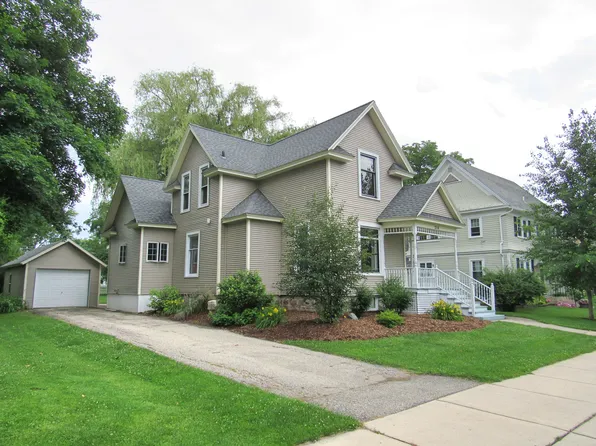 214 W Randall Pl, Elkhorn, WI 53121