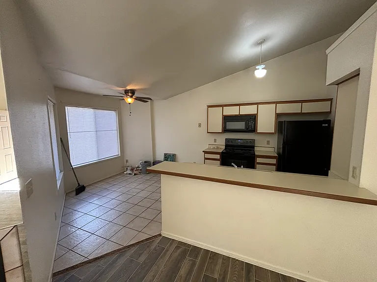 1714 W Park Wood Ln — Photo 3