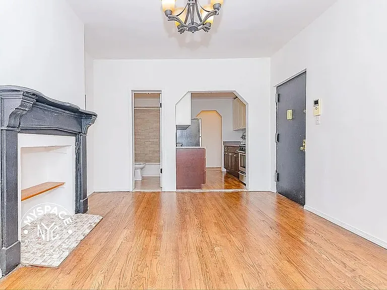 249 Melrose St #2R — Photo 4