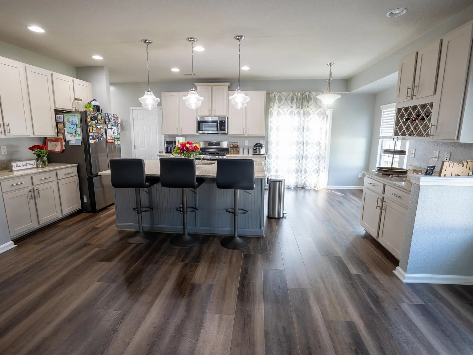 4 bed, 2600 sqft, $3,650 — Photo 2