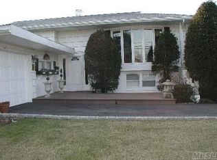127 Elaine Dr, Oceanside, NY 11572