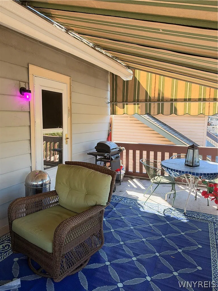 3 bed, 1.0 bath, 1300 sqft, $1,900 — Photo 2