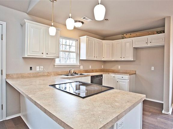 5th image of 19 Dunstable Dr