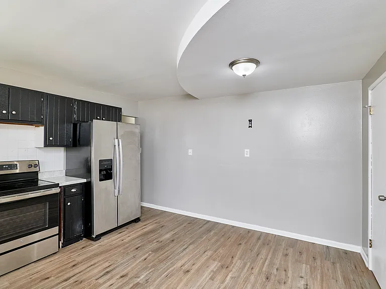 495 Versailles Dr — Photo 9
