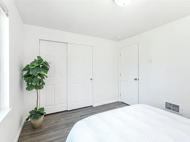 1744 N Rainier Ave — Photo 16