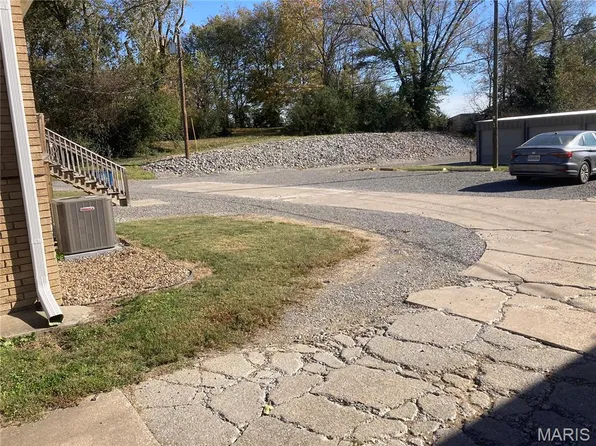 1007 2nd St W, Scott City, MO 63780