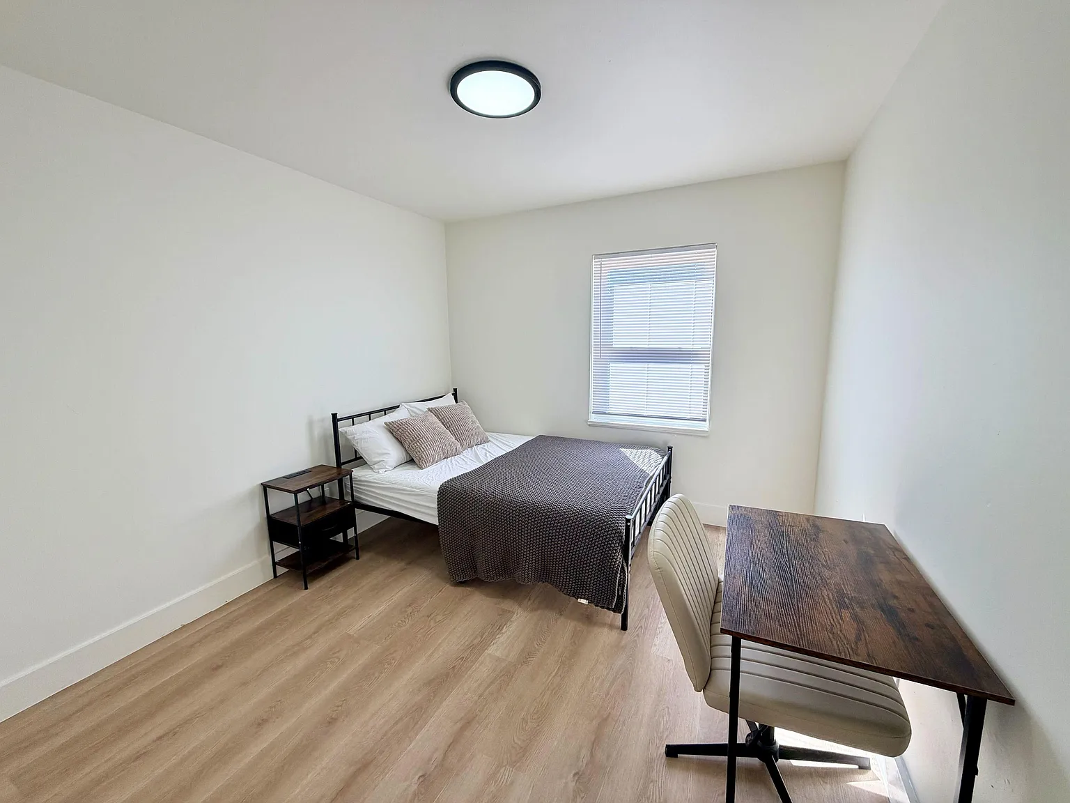 4 bed, 2.0 bath, 1521 sqft, $810 — Photo 1