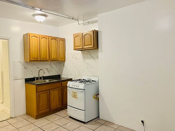 3rd image of 334 W 37th St #3D