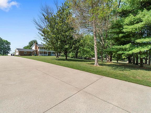 5th image of 302 S Lake Dr