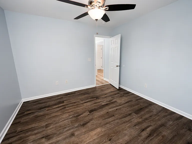 100 Lakeside Green Dr — Photo 19