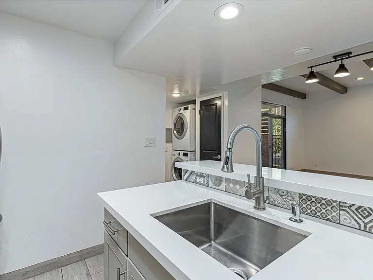 Riverside Suites — Photo 73